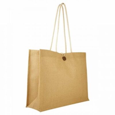 Bolsa de yute grande para tus compras o para el diario tiene interior plastificado lo que resulta que no se dañe facilmente. Tambien cuenta con un boton de madera para cerrarla ideal para regalarla a tus clientes.