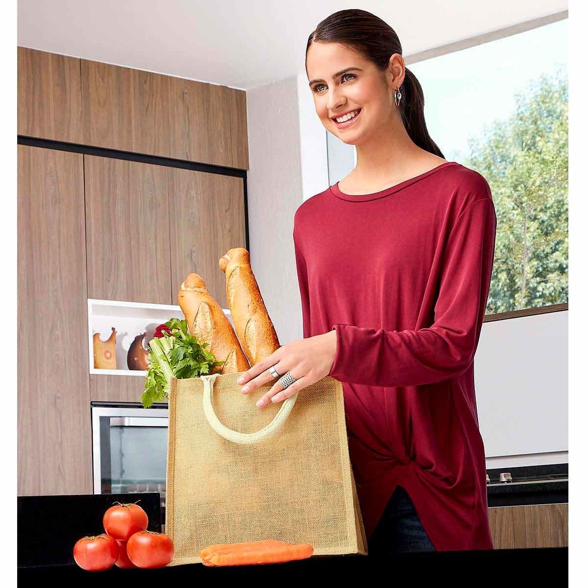 BOLSA DE YUTE CON FUELLE Bolsa de yute con fuelle de buen tamaño además cuenta con interior plastificado por lo que si se escurre algo no se daña. Ideal para campañas publicitarias ya que tu logo puede imprimirse muy grande haciendo que tu marca tenga mayor visibilidad entre tus clientes