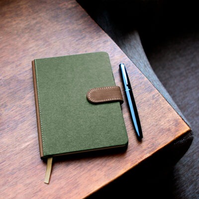 LIBRETAS DE CARTON Libretas de carton sin duda muy bonitas por la combinacion de colores ademas tienen un cierre magnetico y separador