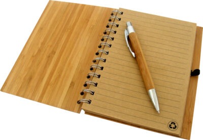 LIBRETA DE MADERA Libreta de madera sin duda algo diferente para dar a tus clientes ademas tiene pluma y se puede grabar en laser