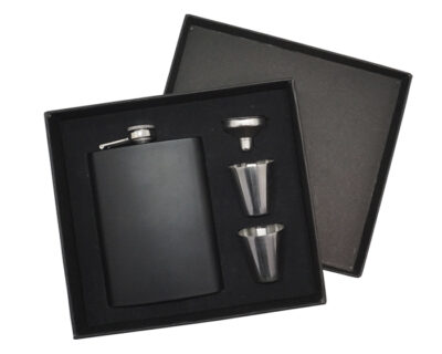 LICORERA GINGER  Set de licorera que incluye: Licorera de acero inoxidable de 8 OZ, embudo y 2 vasos metálicos para shots. Presentación: caja en color negro.