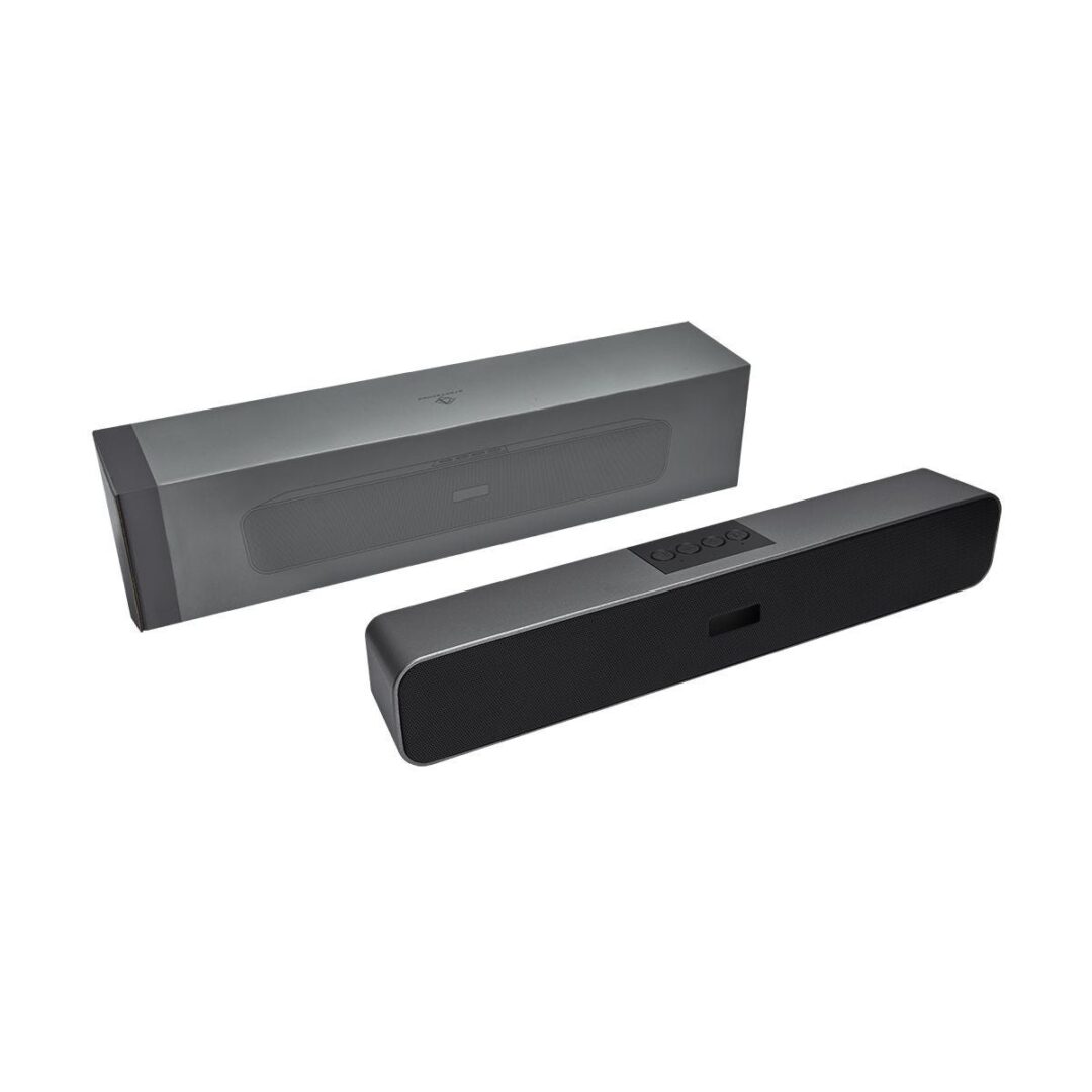 Bocina bluetooth con batería recargable. Tiempo de reproducción de 4 hrs aproximadamente. Controles integrados de volumen y reproducción de audio. Cuenta con puerto para tarjeta TF y modo radio FM. Incluye cable cargador USB.