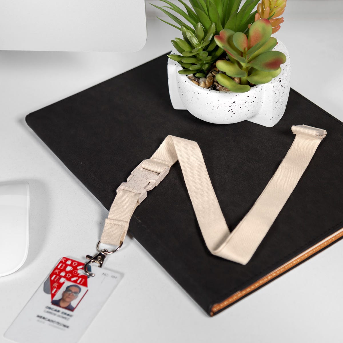 portagafete eco jasny personalizada con logo de empresa